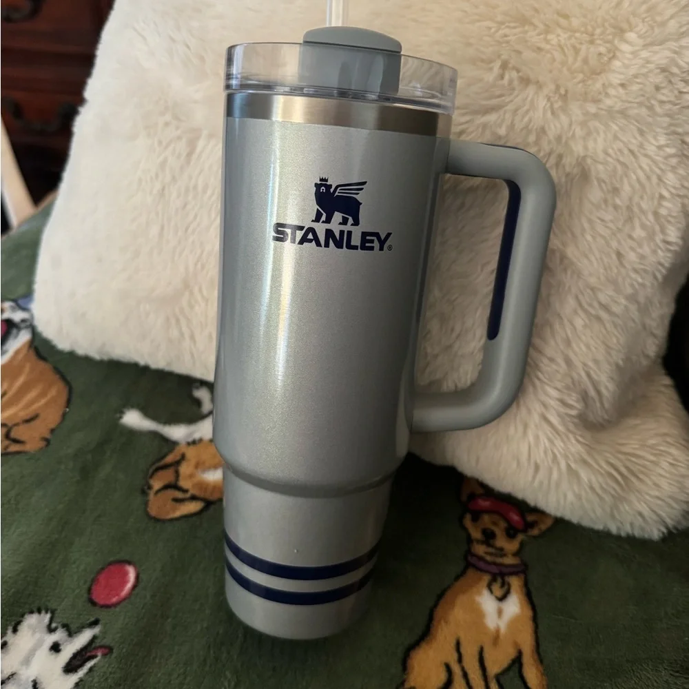 Stanley Silver Travel Mug with Handle 30 oz. - Picture 2 of 3